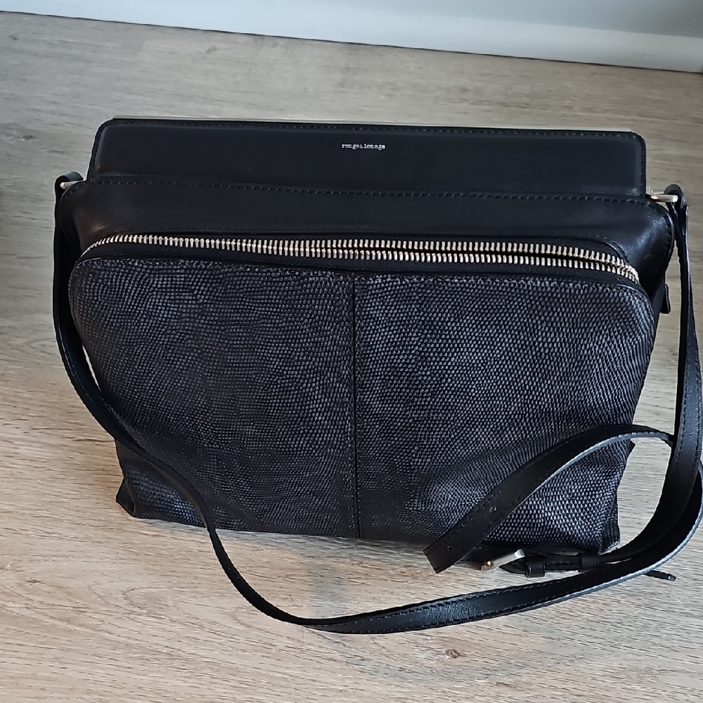 Elegant Black Crossbody Bag with Sleek Design